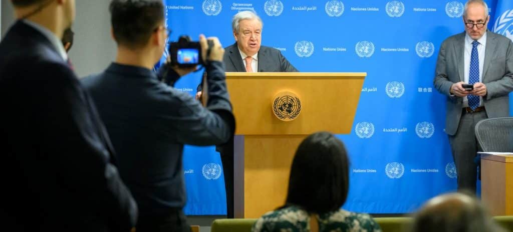 Generalsekretær António Guterres (ved podiet) orienterer journalister om situationen i Gaza. Foto: UN Photo/Loey Felipe