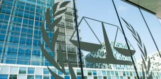 Den Internationale Straffedomstols logo på bygning.