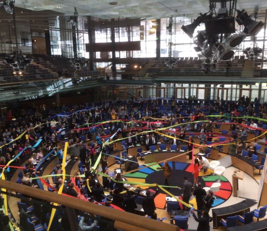 Festivalteilnehmende verpflichten sich über die Versprechen der Agenda 2030 hinaus zu konkreten Maßnahmen für die Ziele für nachhaltige Entwicklung Das Gruppenfoto der Teilnehmer vom Global Festival of Action 2018