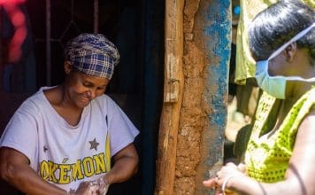 Im Kibera Slum in Nairobi, Kenya, werden Menschen mit Seife und Wasser versorgt, um die Ausbreitung von COVID-19 einzudämmen