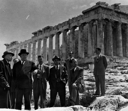 Ο πρώτος Γενικός Γραμματέας του ΟΗΕ Τρίγκβε Λι σε επίσκεψη του στην Ακρόπολη. UN Photo, 17 Απριλίου 1951, Αθήνα