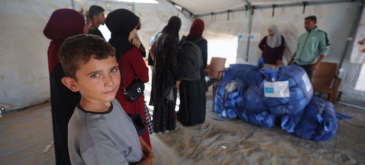 © UNICEF/Eyad El Baba Families receive blankets in Gaza