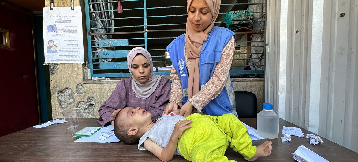 © UNRWA Screening for malnutrition by a worker from the UN agency for Palestinians, UNRWA, in Gaza City.