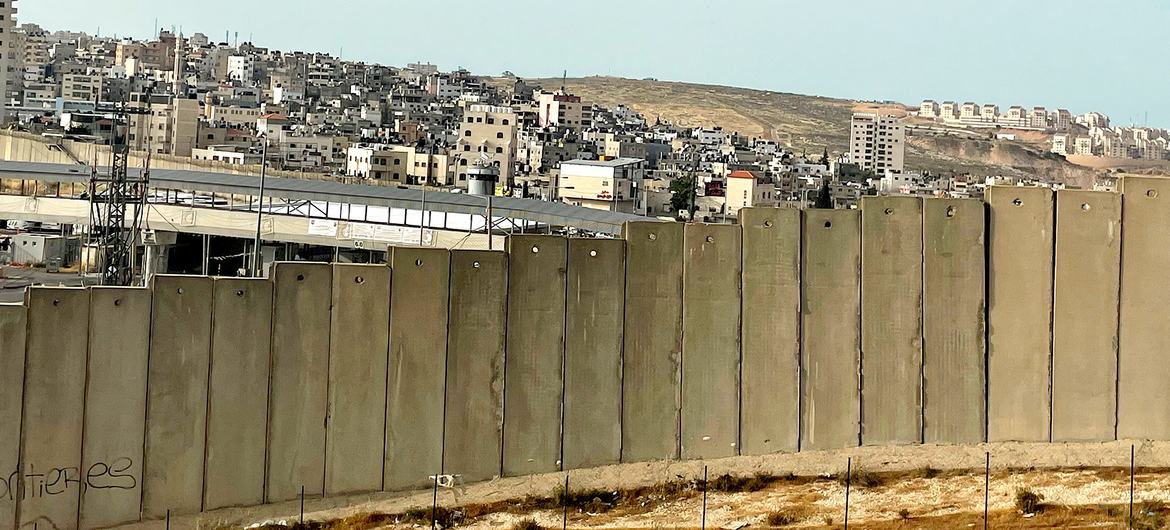 UN News/Shirin Yaseen The Separation wall in the West Bank.