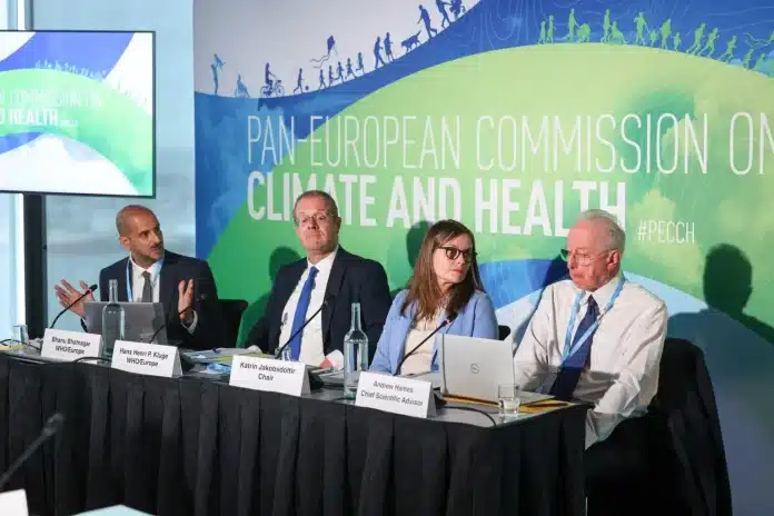 Katrín Jakobsdóttir second from right and Hans P. Kluge director of the WHO Europe Region (right) at a press conference in Reykjavík. Katrín Jakobsdóttir second from right and Hans P. Kluge director of the WHO Europe Region (2nd from left) at a press conference in Reykjavík.