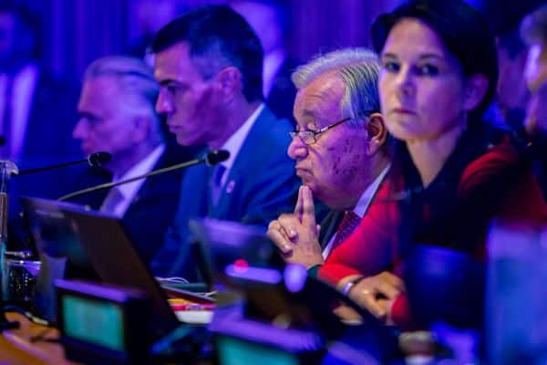 Secretary-General António Guterres (centre), Annalena Baerbock (right), President of the eightieth session of the United Nations General Assembly, and Pedro Sánchez Pérez-Castejón (second from left), President of the Government of Spain, at the high-level multi-stakeholder informal meeting to launch the Global Dialogue on Artificial Intelligence (AI) Governance.