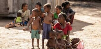 Marisoa, 34 ans, photographed with her children, is among tens of thousands suffering from malnutrition in the south of Madagascar. Photo : WFP/Tsiory Andriantsoaranahere