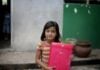 niña hondureña lleva la carpeta con los documentos de la solicitud de asilo de su familia en una albergue apoyado por ACNUR en Tapachula, Chiapas