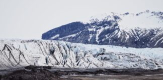 Dos personas caminando por el glaciar