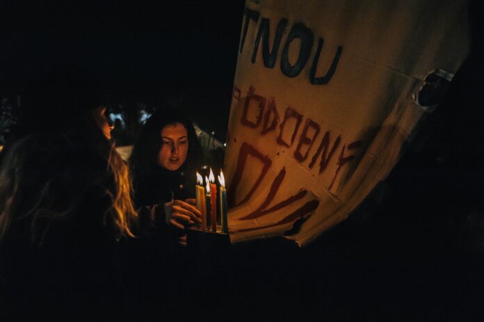 Mujer con un cartel de manifestaccion