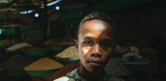 Niño -mercado de especias -Sudán-Unsplash-abdulaziz-mohammed