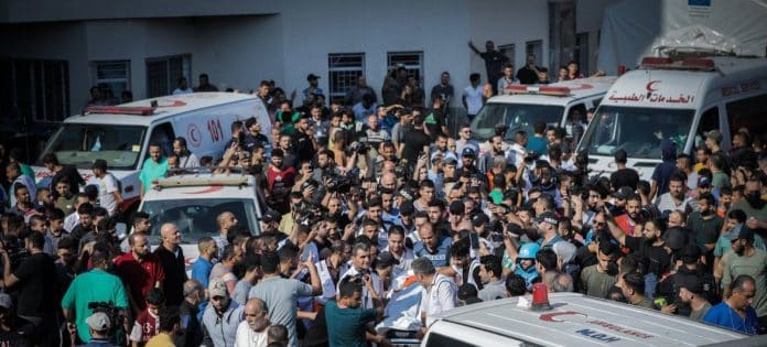 OMS Un niño palestino herido es trasladado al hospital Al Shifa de Gaza (foto de archivo).