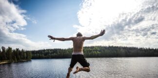 Suomi onnellisin neljättä kertaa peräkkäin Uimahyppy