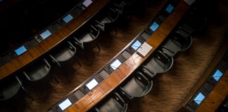 Parlamentit: Demokratian peruskivi Eduskunta