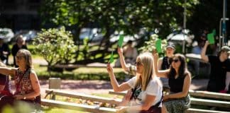 naisia-penkillä-puistossa
