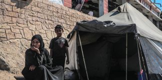 YK:n Pääsihteeri: Osapuolten on noudatettava Gaza-sopimuksen ehtoja täysin Siirretty perhe istuu telttansa ulkopuolella Gazassa. Kuva: © UNICEF/Mohammed Nateel