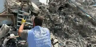 Gaza: pitkä ja vaativa tie kohti toipumista UNRWA:n työntekijä Gazan raunioissa. Kuva: UNRWA