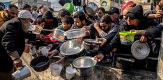 Gaza: Ei nälänhätää, mutta 77 prosenttia väestöstä kärsii nälästä Palestiinalaiset odottavat ruokaa Al-Shabouran leirillä Rafahissa vuonna 2023. Kuva: WHO.