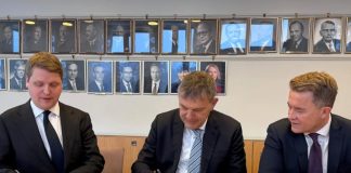 Norja solmi uuden kaksivuotisen sopimuksen UNRWA:n kanssa Uuden sopimuksen allekirjoittivat kansainvälisen kehityksen ministeri Åsmund Aukrust ja UNRWA:n pääkomissaari Philippe Lazzarini. Kokoukseen osallistui myös valtiosihteeri Andreas Motzfeldt Kravik. Kuva: Guri Solberg/Ulkoministeriö