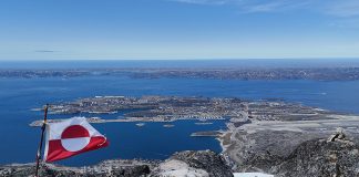 Yhdysvallat/Grönlanti: YK:n asiantuntijat ilmaisevat vakavan huolensa Nuuk, Grönlannin pääkaupunki nähtynä Ukkusissat-vuoren huipulta. Kuva: Quintin Soloviev/ Creative Commons Attribution 4.0