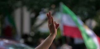 YK vaatii maltillisuutta Iranilta Mielenosoitus Kanadassa Iranin aiempien mielenosoitusten tukemiseksi. Kuva: Albert Stoynov/Unsplash.