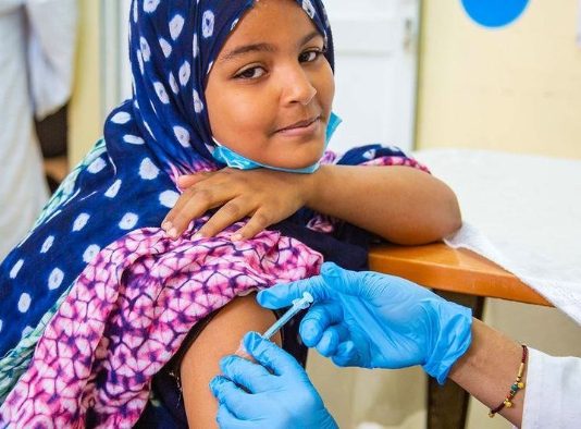 Joka toinen minuutti yksi nainen kuolee kohdunkaulan syöpään Tyttö Mymensinghissä, Bangladeshissa, saa HPV-rokotetta, joka voi auttaa ehkäisemään kohdunkaulansyöpää. Kuva: UNICEF/Farhana Satu