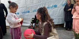 UNICEFin työntekijä tarjoaa mielenterveystukea lapselle Gazan kaistalla. Kuva: UNICEF/Rawan Eleyan