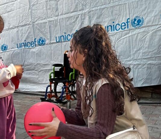 UNICEFin työntekijä tarjoaa mielenterveystukea lapselle Gazan kaistalla. Kuva: UNICEF/Rawan Eleyan