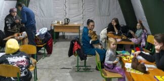 Perheet etsivät lämpöä ja tukea väliaikaisesta teltasta talvella sähkökatkon aikana Kiovassa, Ukrainassa.© UNICEF/Oleksii Fili