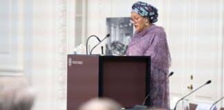 Apulaispääsihteeri Amina Mohammed pitää avauspuheen Tanskan parlamentille aiheesta "YK:n tulevaisuus levottomassa maailmassa". Kuva: United Nations