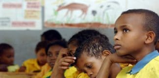 Dans enfants dans une salle de classe