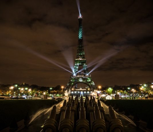 Photo de l'oeuvre de Naziha Mestaoui sur la tour Eiffel