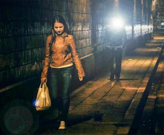 Femme seule suivie par un homme menaçant