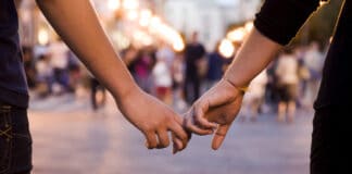 Femmes se tenant les mains dans la rue