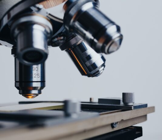 Gros plan d'un microscope