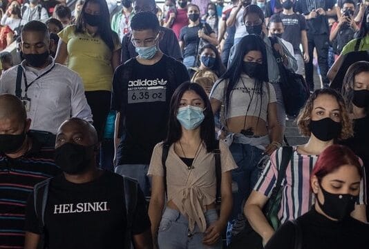 Des personnes portant des masques pour éviter la propagation du coronavirus lors de leurs déplacements en métro en Colombie dans le cadre de la pandémie de COVID-19.