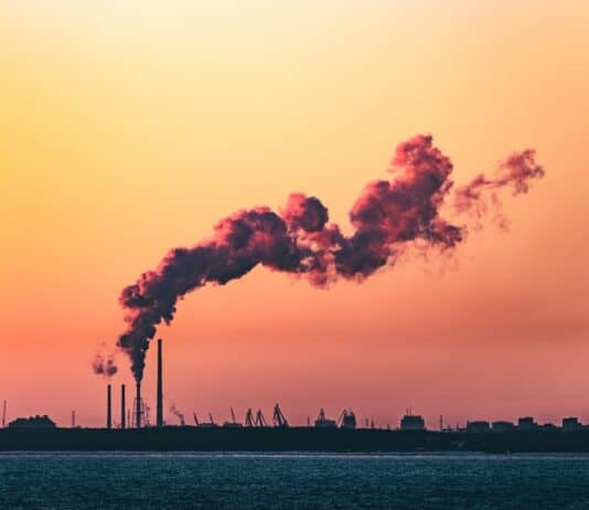 Urgence climatique - Usine rejetant un nuage de pollution
