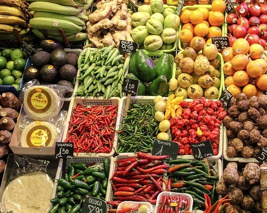 4 personnes sur 10 ne peuvent se permettre une alimentation saine étal de marché avec fruits et légumes