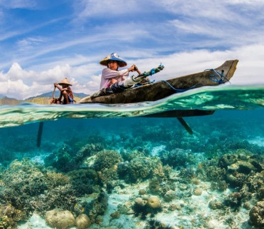 Des autochtones sur des pirogues sur un océan transparent (L’ONU veut protéger les océans au One Ocean Summit)