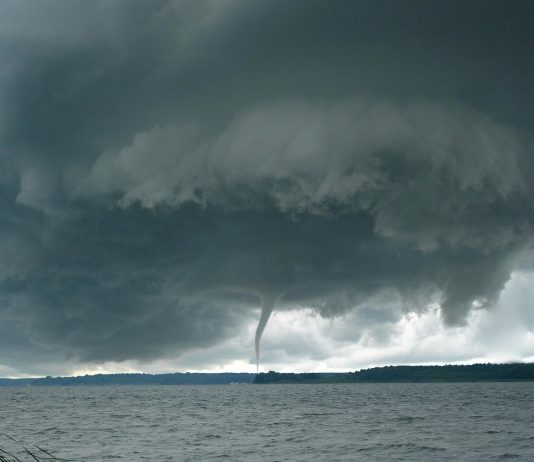 image d'une tornade sur la mer