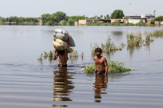 Climat : nous allons dans la mauvaise direction Un village sous les eaux à Matiari, dans la province de Sindh, au Pakistan, en août 2022.