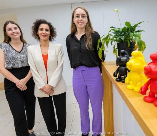 Les jeunes déléguées belges de l’ONU Mathilde Chignesse (gauche) et Maïté Coppens (droite) avec la Ministre belge des Affaires étrangères, Hadja Lahbib