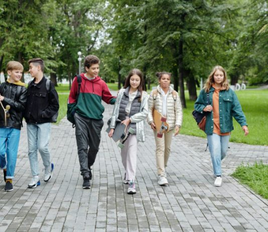 Les jeunes français fument et boivent moins six adolescents qui marchent en riant.