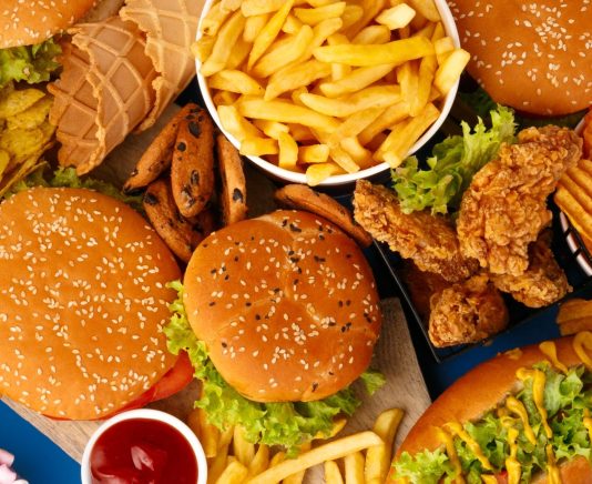 Les gras trans : ces graisses qui tuent Aliments contenant des acides gras trans en grande quantité : burger, frites, nuggets, chips, hotdog.