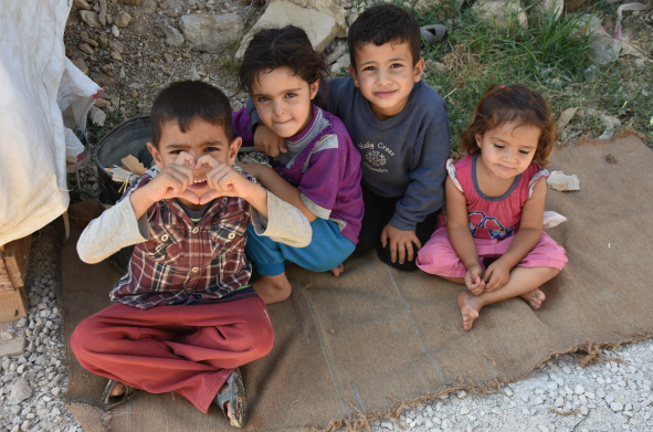 Enfants assis sur un tapis