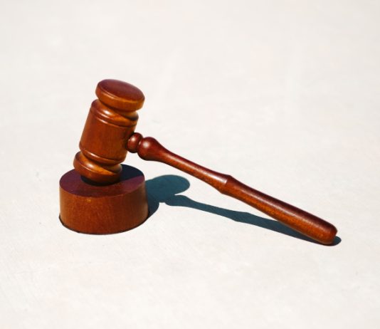 Droits de l’homme : comment déposer une plainte auprès de l’ONU un marteau de juge est posé sur son socle. le fond est blanc.