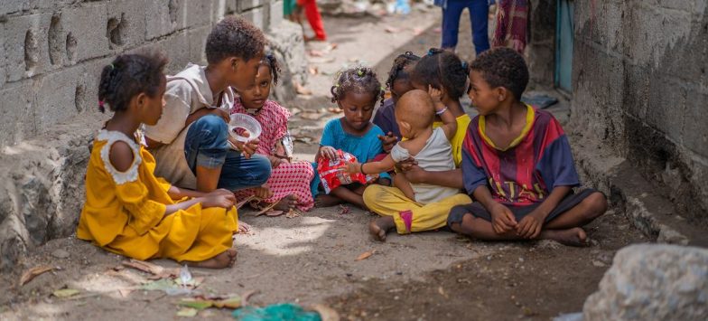 Groupe d'enfants assis par terre