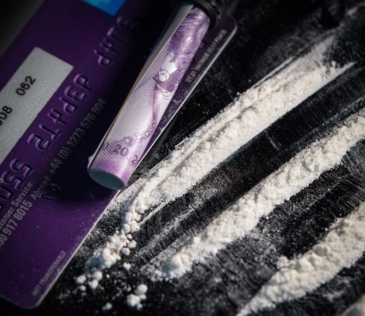 Le trafic de cocaïne atteint des niveaux records dans le monde De la poudre de cocaïne sur une table avec un billet enroulé