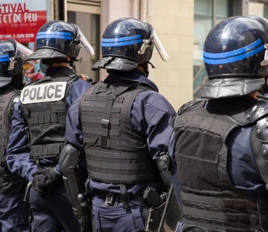 Mort de Nahel : l’ONU inquiète du racisme et de la discrimination image de policiers français de dos après commentaires de l'ONU sur la mort de Nahel, à Nanterre