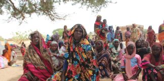 Le Soudan au bord d’une véritable guerre civile femmes réfugiées arrivant au Tchad après avoir fui le Soudan